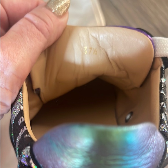 Black & Purple Women's Sneakers
made in Paris by Christian LOUBOUTIN
Red bottom - Picture 7 of 16